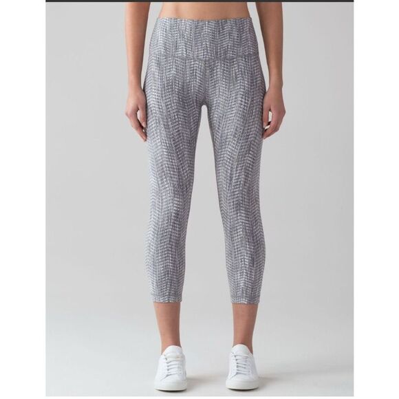 Lululemon Wunder Under Crop (Hi-Rise) *21" size 6 - Picture 1 of 8